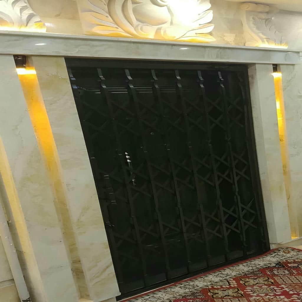 حفاظ متحرک مشکی در ورودی آپارتمان یزد