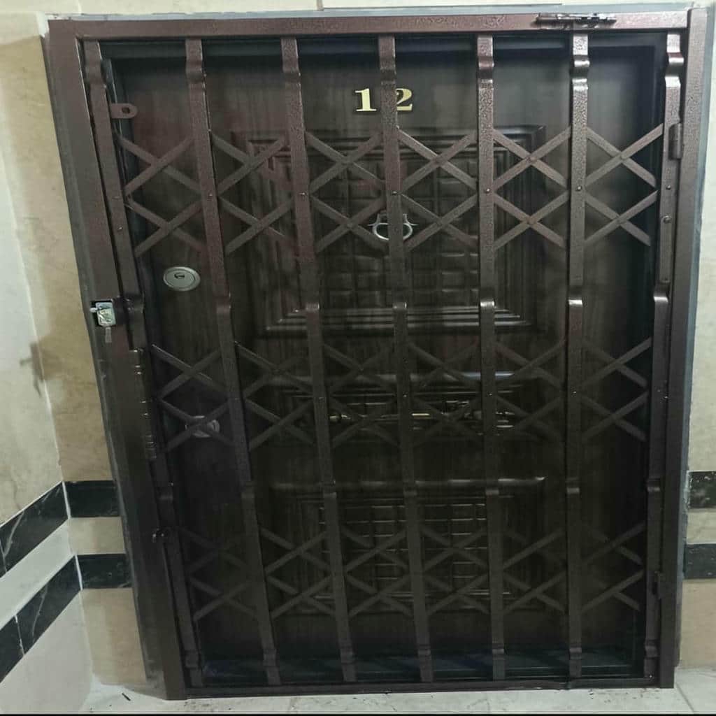 حفاظ کشویی مشکی ورودی آپارتمان در یزد