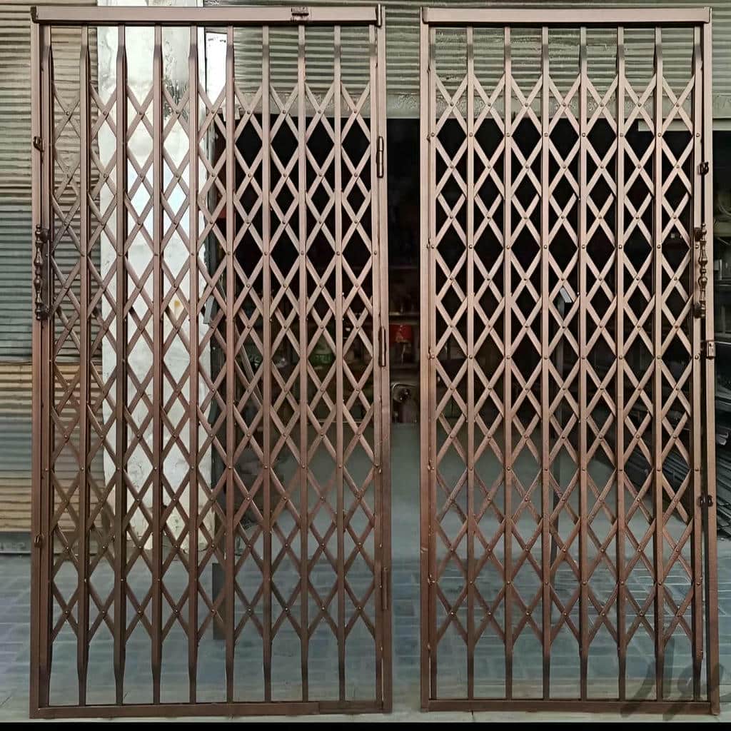حفاظ آکاردئونی طوسی کنار چهارچوب در یزد