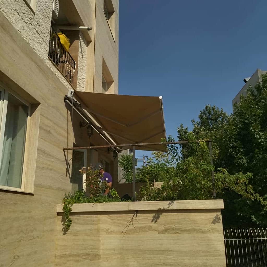 سایبان تراس بازویی با پارچه کرم