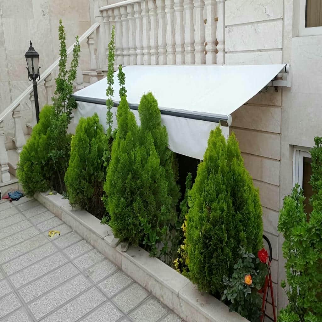 سایبان ریموت دار راه راه بالای تراس