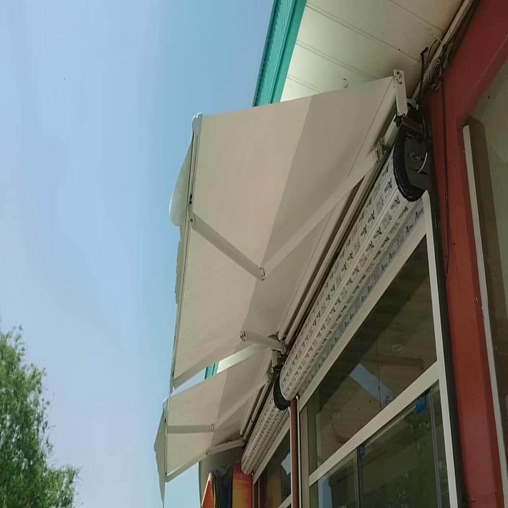 سایبان پارکینگ بازویی برای حیاط