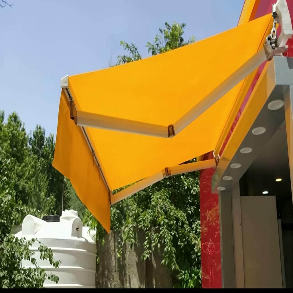 سایبان بازویی سفید بالکن مسکونی یزد