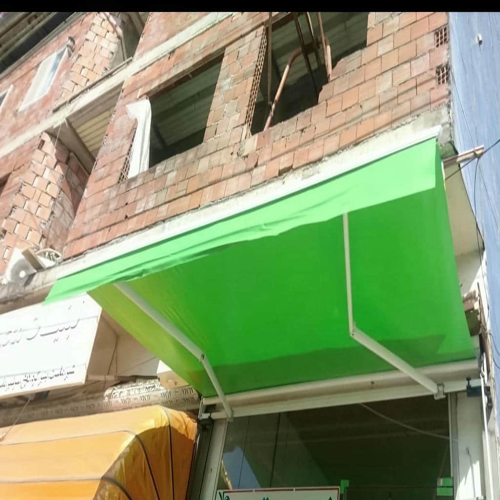 سایبان بازویی با بازوهای فلزی و پوشش ساده
