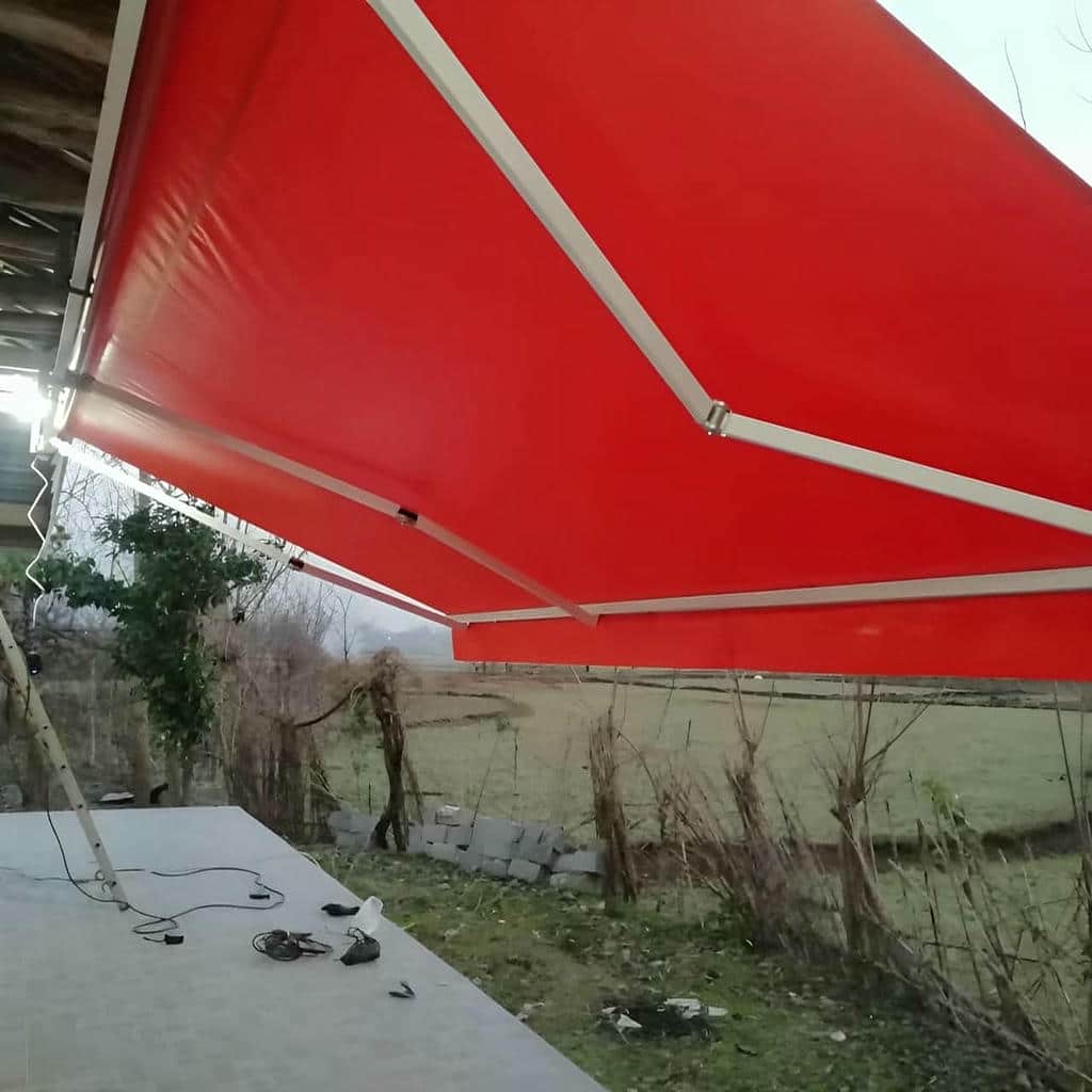 سایبان پارکینگ نصب شده در حیاط یزد