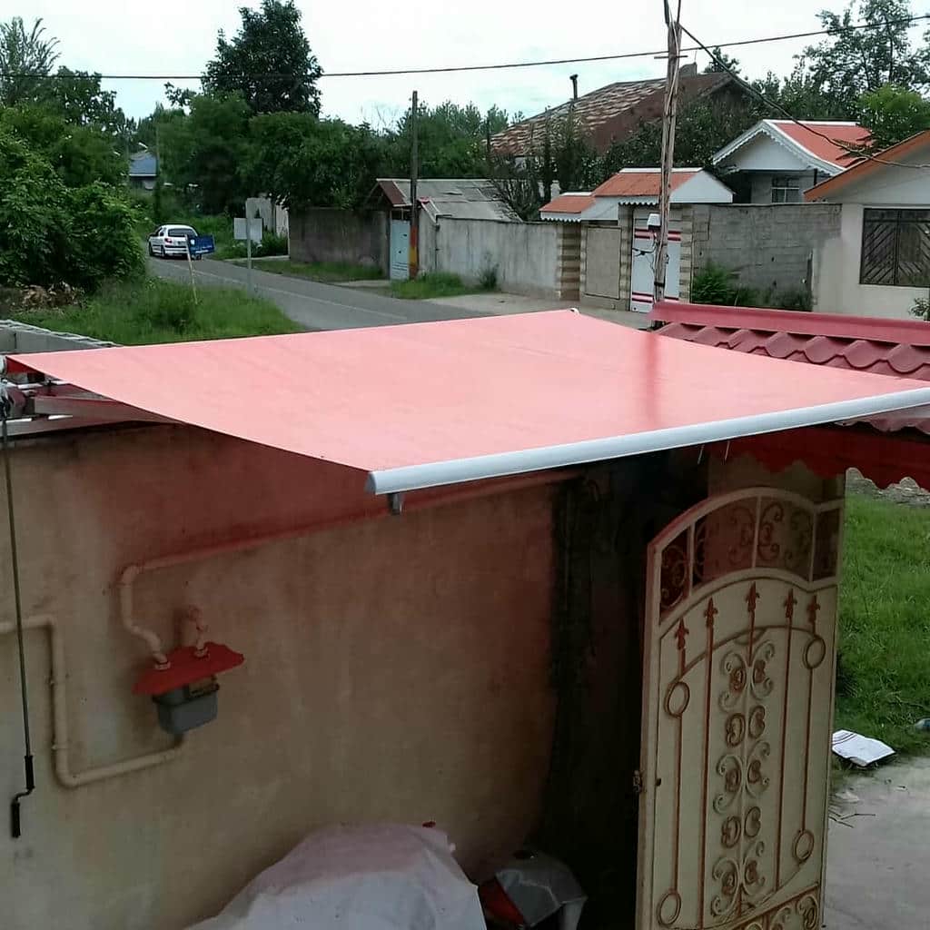 سایبان برقی روشن در حیاط مسکونی یزد