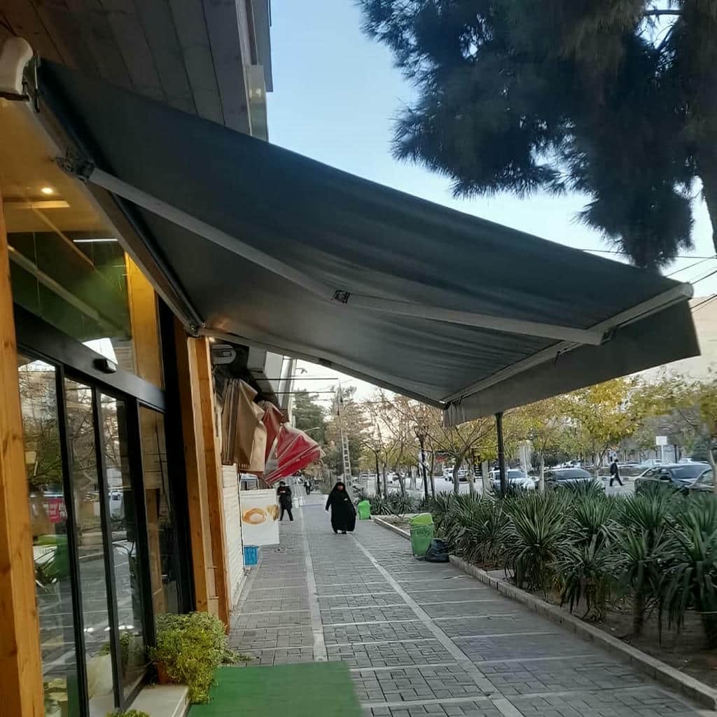 سایبان حیاط با بازوی فلزی یزد