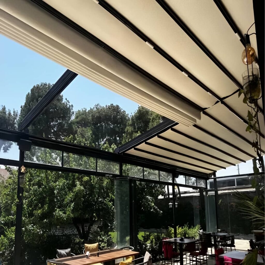 سقف متحرک پارچه ای طوسی بالای تراس کلاسیک
