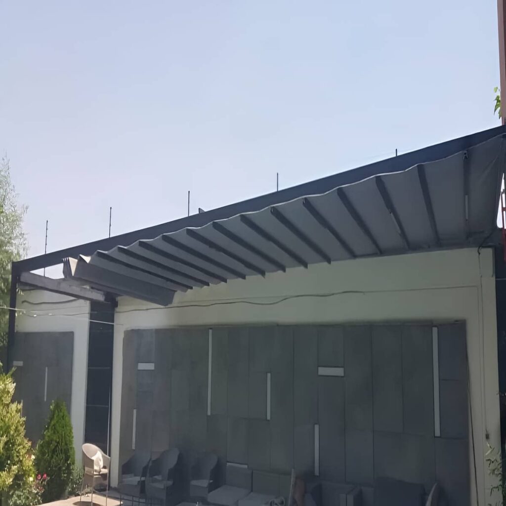 سقف برقی جمع شونده روی نمای فرفورژه یزد