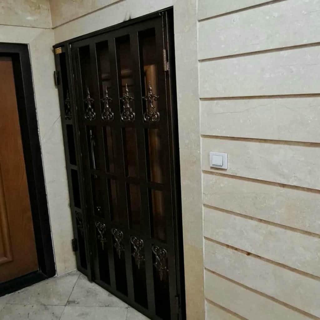 کرکره برقی سفید نمای ورودی خانه در یزد