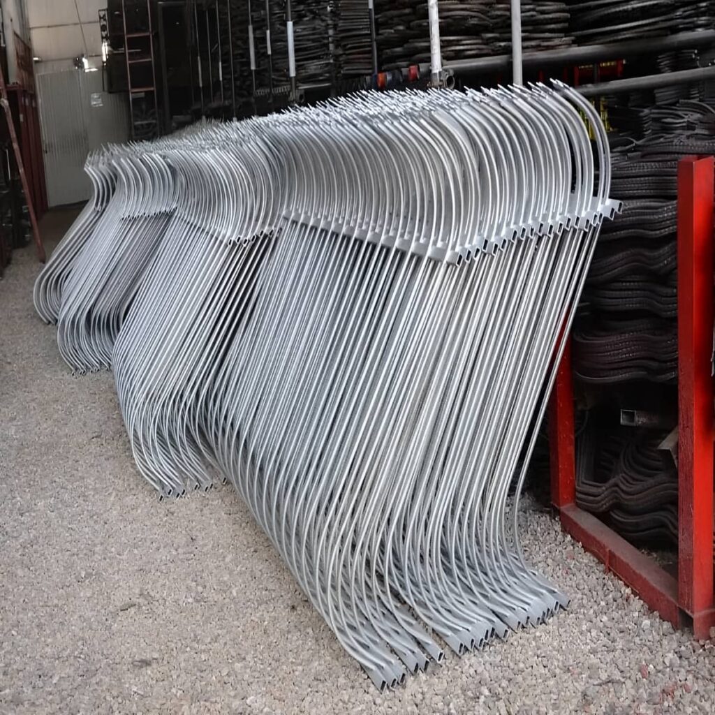 نرده آهنی روی دیوار کم عرض حیاط یزد