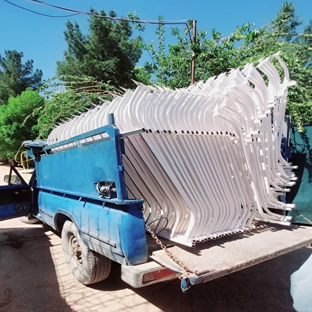 حفاظ روی دیوار مشکی برای حیاط ساختمان یزد