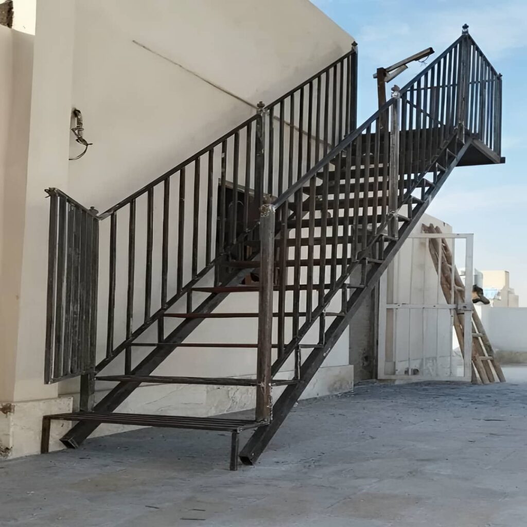 نرده فلزی بالکن مشکی در یزد