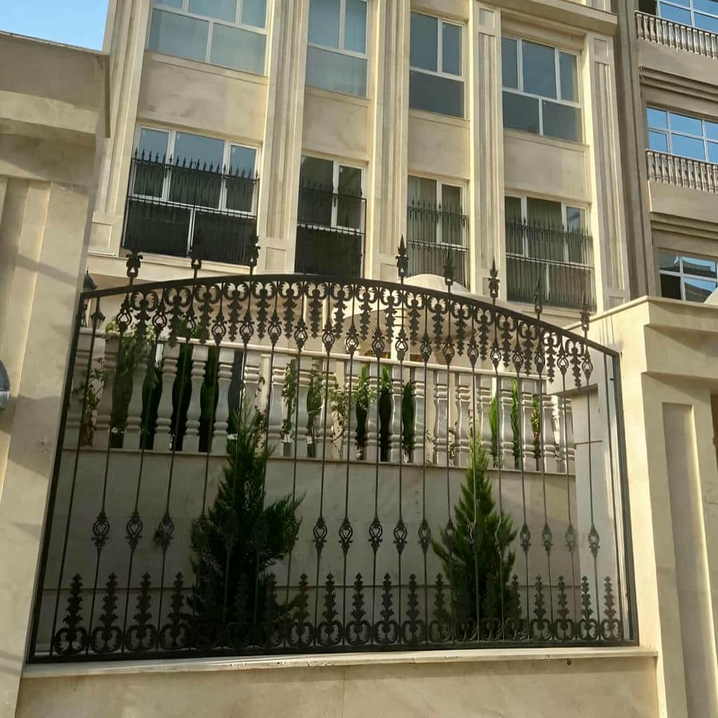 حفاظ روی دیوار با پوشش مات فلزی