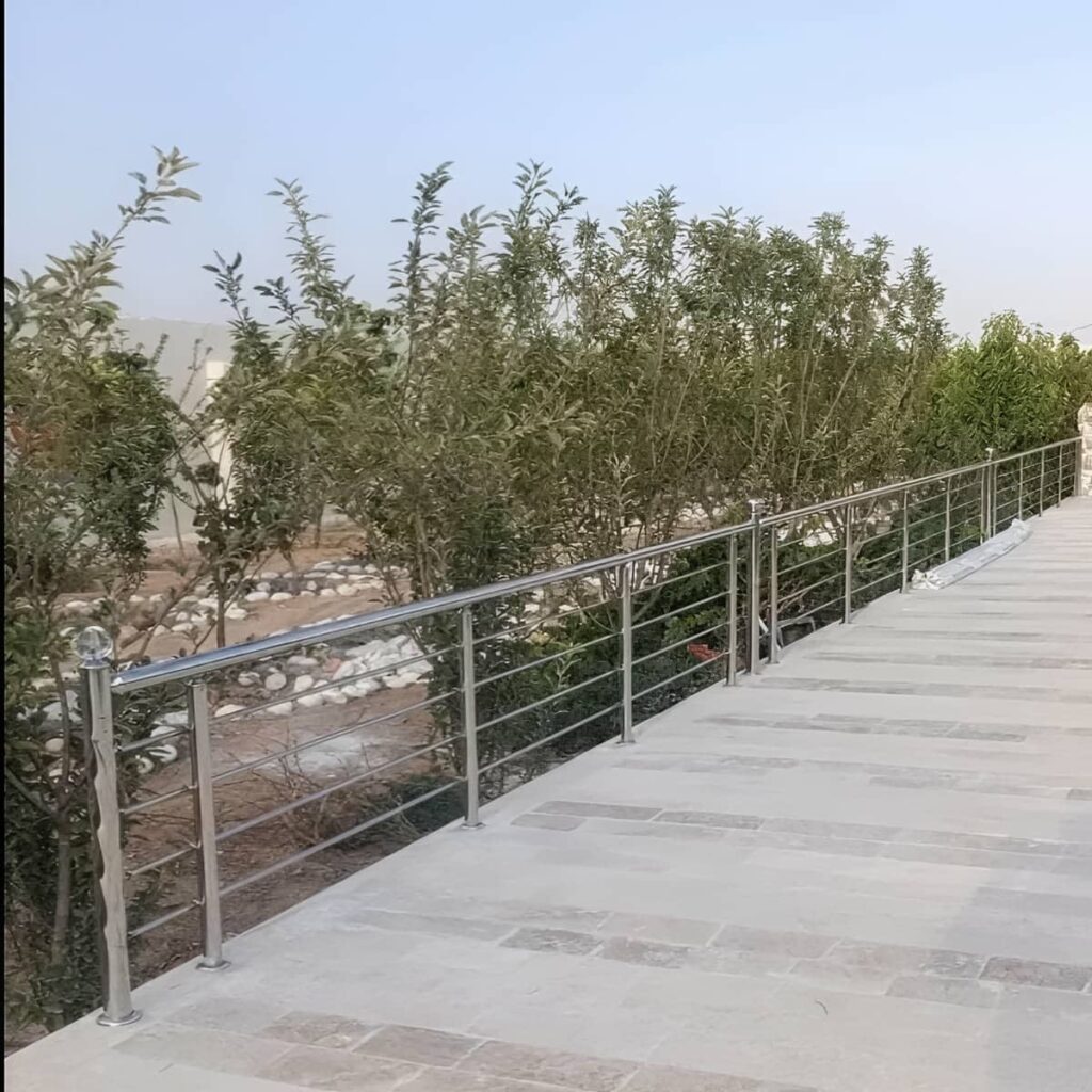 حفاظ راه پله با خطوط ساده