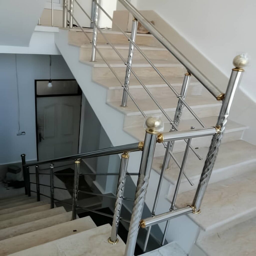 هندریل استیل مدرن کنار پله داخلی
