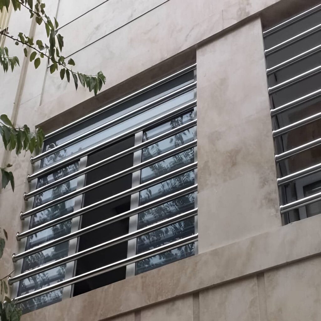 نرده فلزی پنجره همکف با طرح خطی