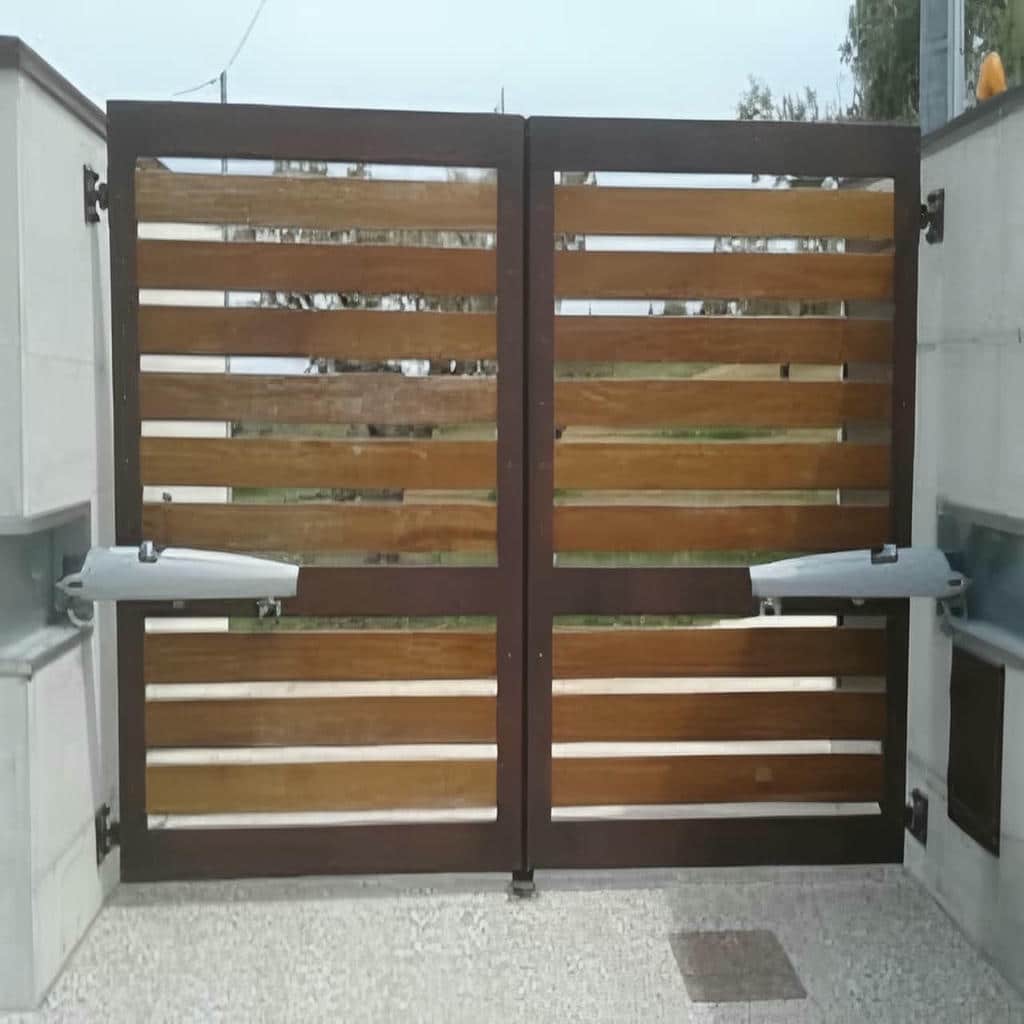 جک ریلی نصب شده کنار ورودی کم عرض یزد