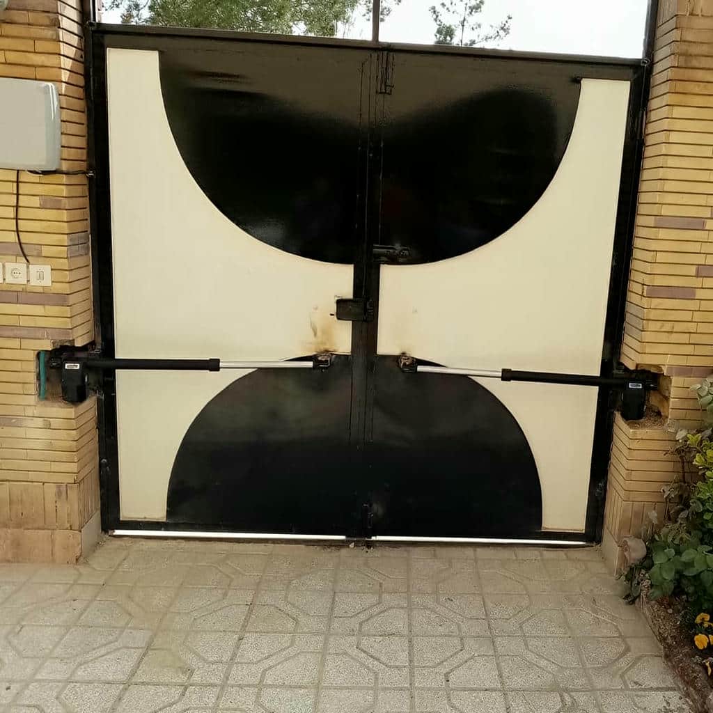 جک پارکینگی با بدنه محافظ در ورودی یزد