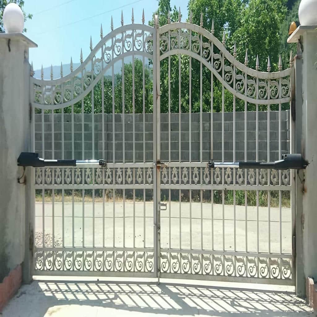 جک درب پارکینگ با بازوی فلزی کنار ورودی یزد