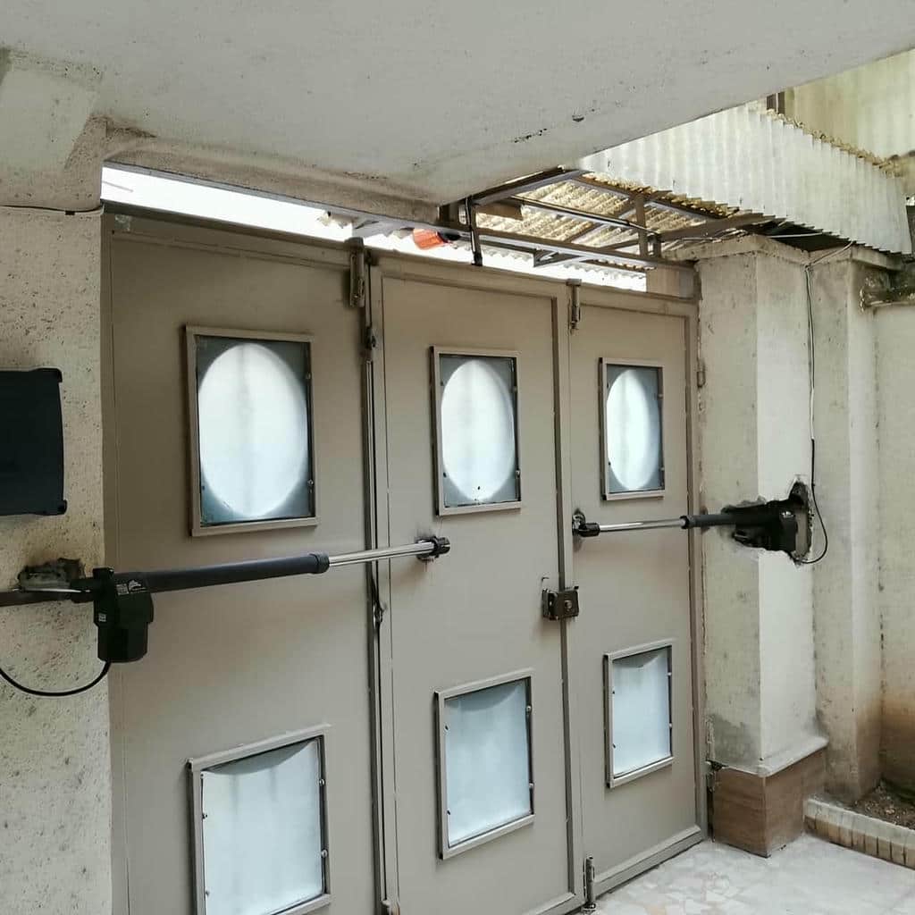 اپراتور پارکینگی مقاوم کنار درب فلزی یزد اپراتور پارکینگی مقاوم کنار درب فلزی یزد