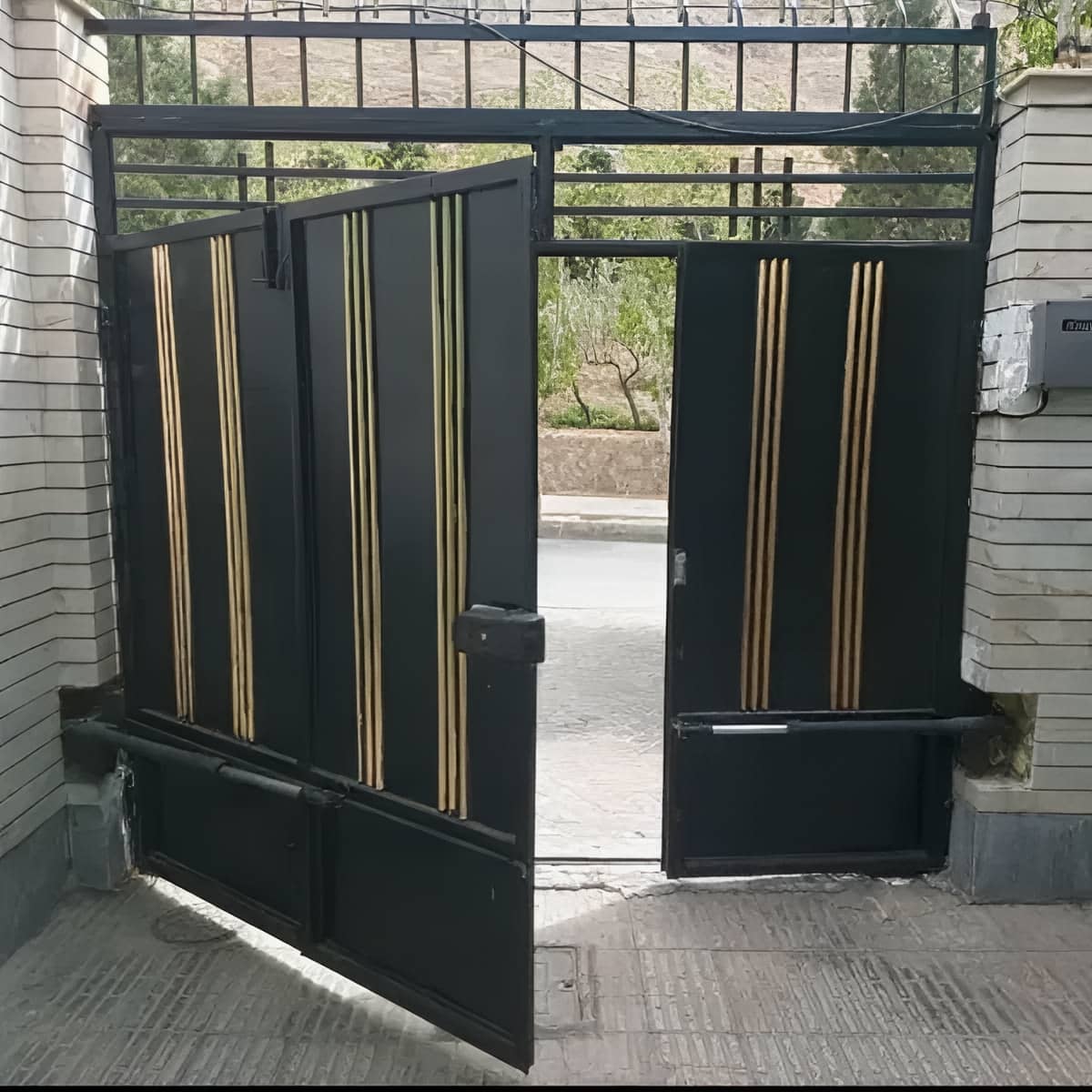 کرکره برقی سفید نمای پارکینگ در یزد مرکز تخصصی فروش کرکره برقی برای خانه و آپارتمان در یزد