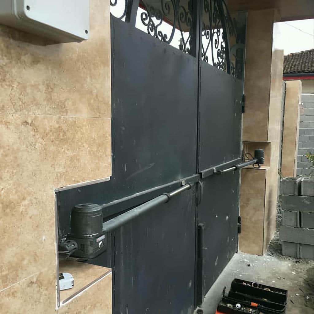 موتور درب پارکینگ روی درب ویلای مدرن