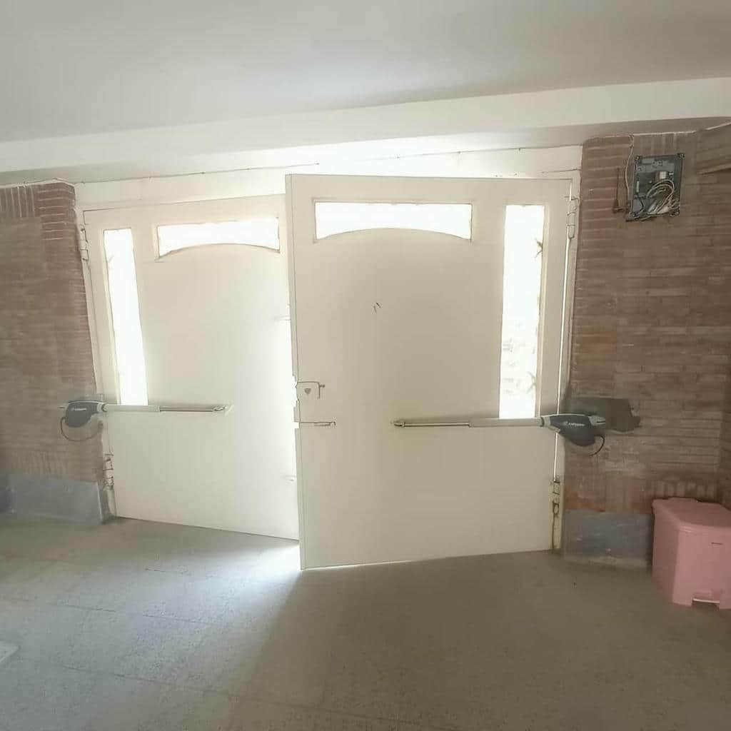 جک پارکینگی بازویی روی درب دو لنگه