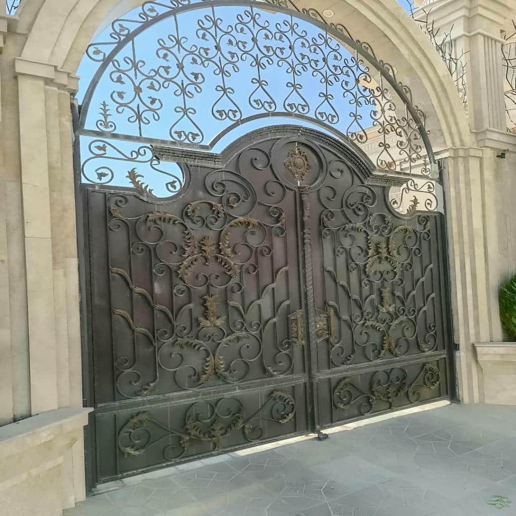 درب حیاط مشکی با قاب مقاوم یزد