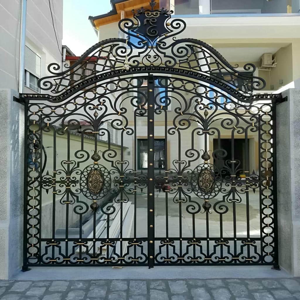 درب آهنی حیاط با طراحی هندسی
