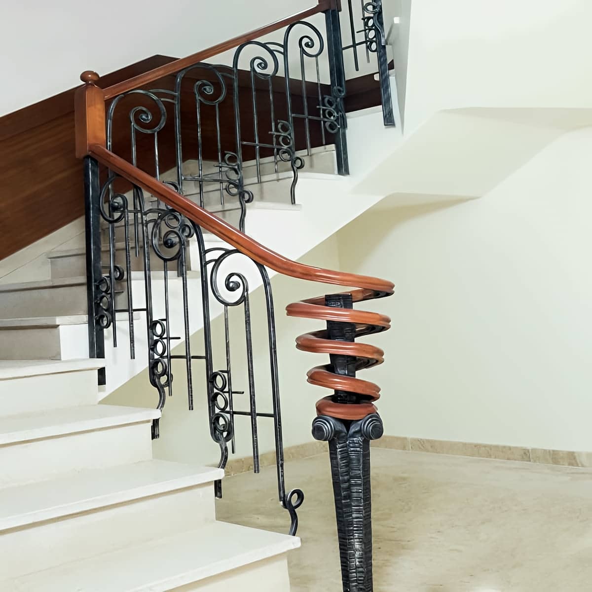 مرکز تخصصی نرده فرفورژه بالکن برای مقایسه مدل ایرانی و خارجی در یزد