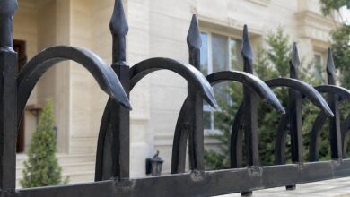 حفاظ روی دیوار حیاط مشکی نصب شده در یزد