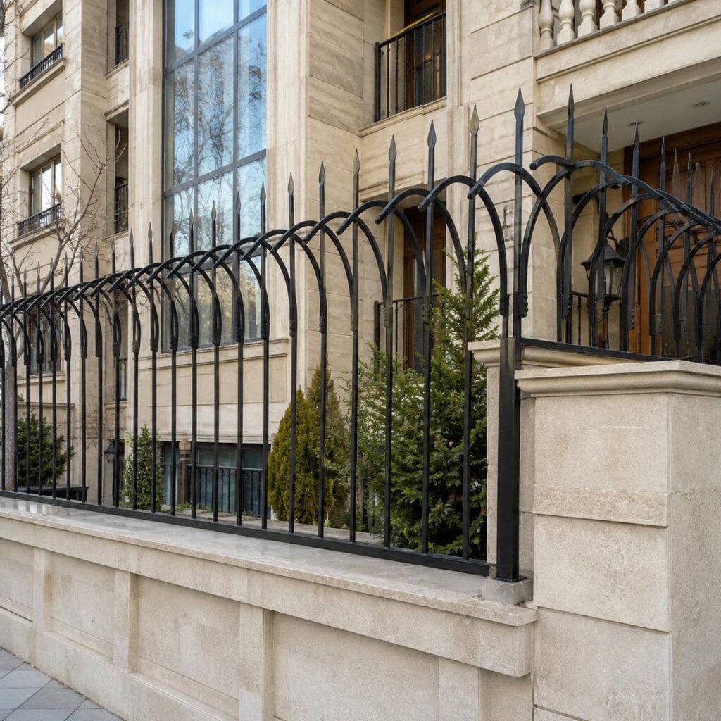 حفاظ روی دیوار حیاط با پوشش یکدست یزد