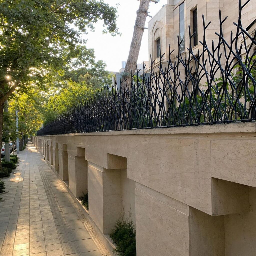 نرده روی دیوار فرفورژه مشکی در یزد