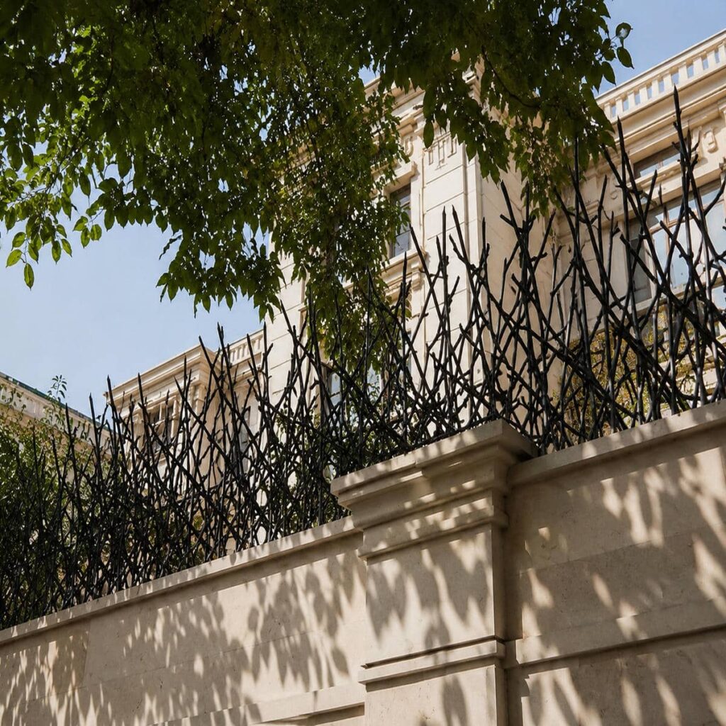 نرده حفاظ ساختمان با پوشش مشکی مات