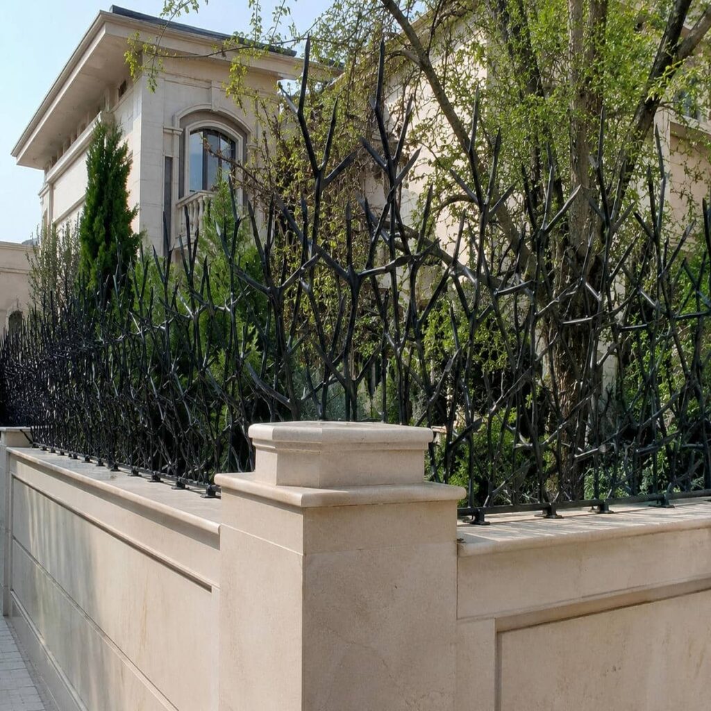 حفاظ شاخ گوزنی آبشاری مشکی روی دیوار یزد