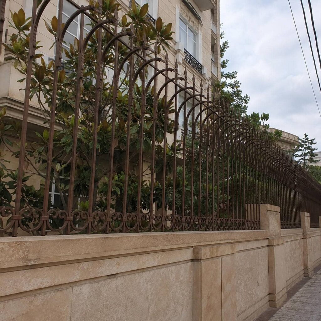نرده روی دیوار با فرم تزئینی در یزد