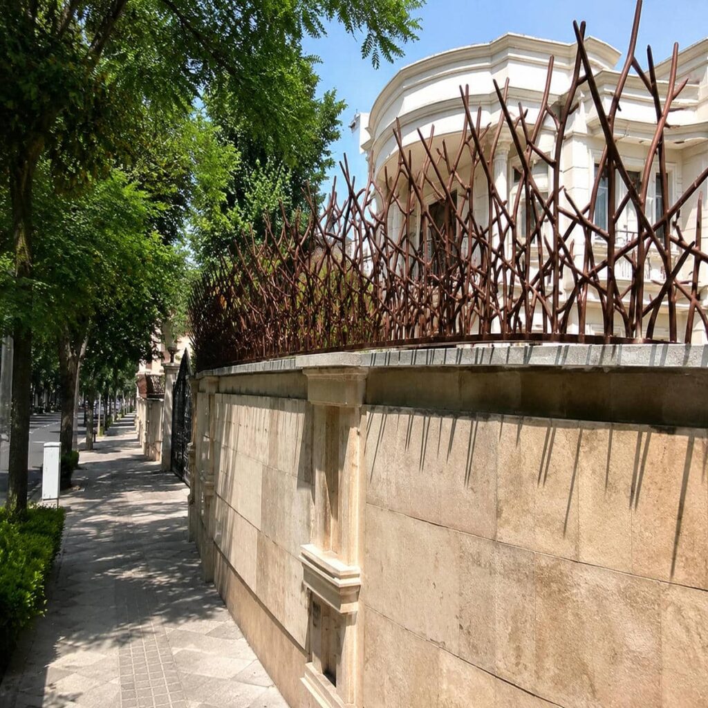 حفاظ دیوار حیاط فلزی روی دیوار یزد