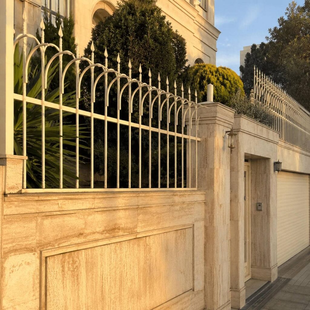 نرده آهنی روی دیوار با فرم منظم یزد