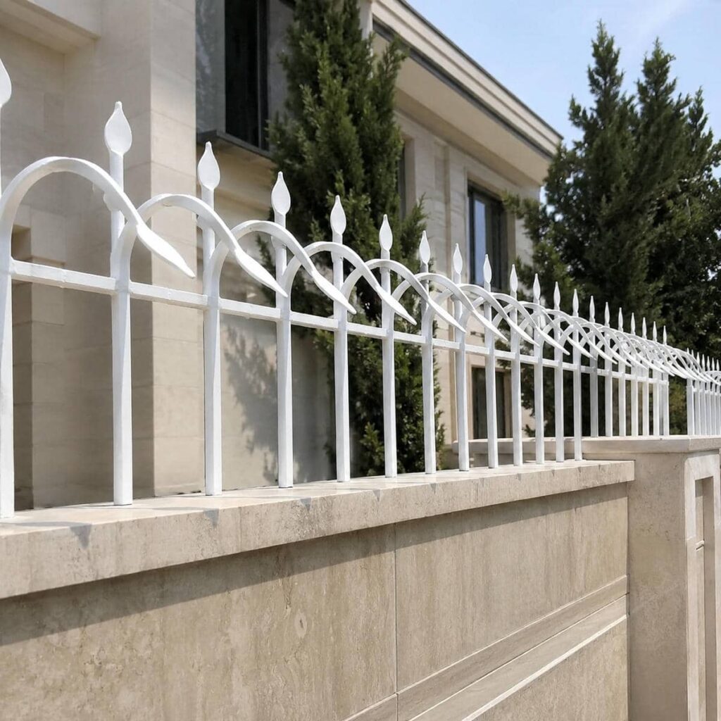 حفاظ سرنیزه ای مشکی روی دیوار سنگی یزد