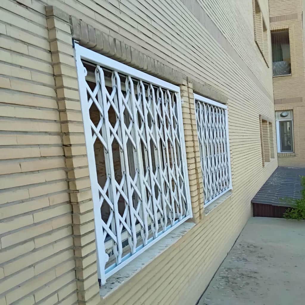 نرده متحرک فلزی کنار نمای آجری