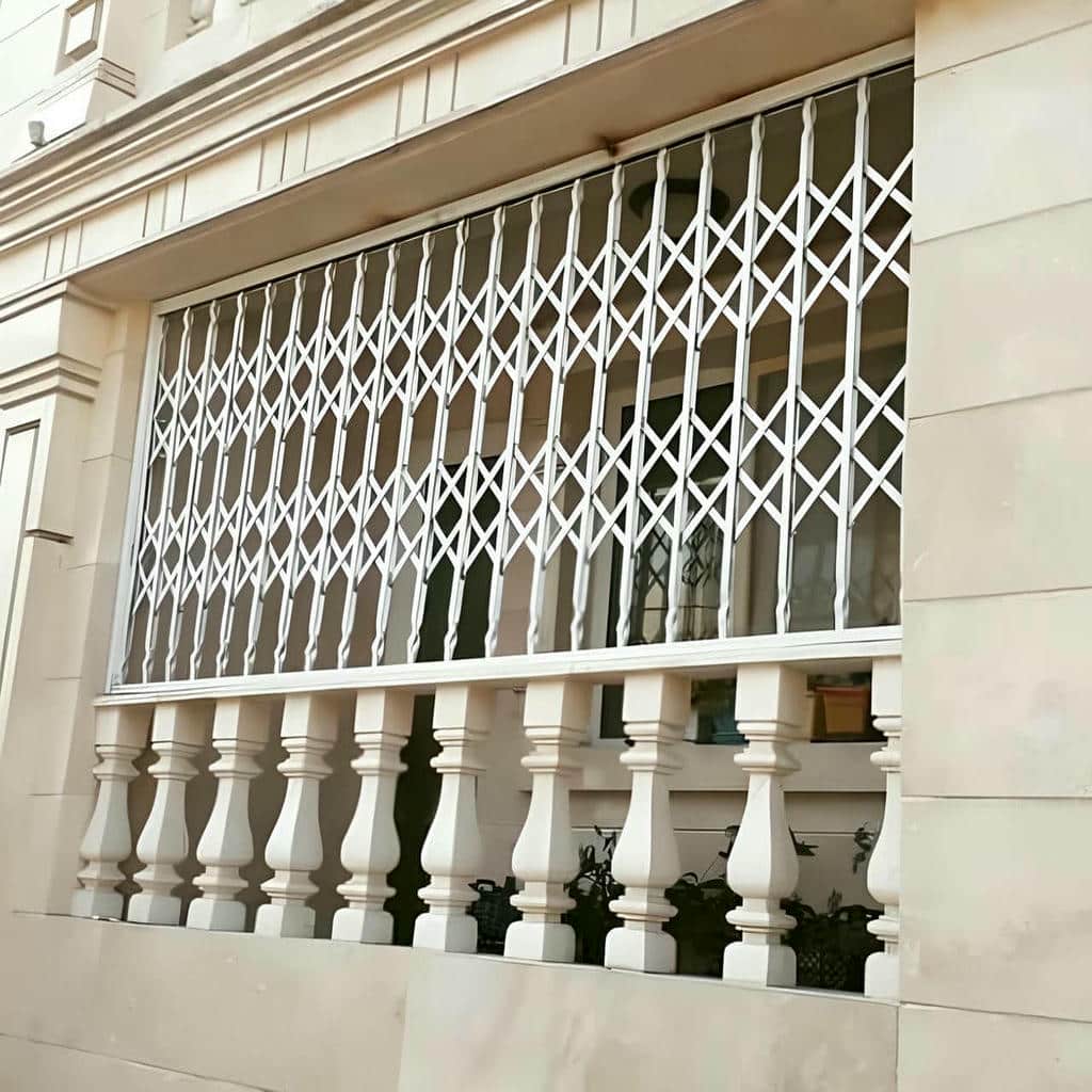 حفاظ پنجره متحرک مشکی ساختمان در یزد
