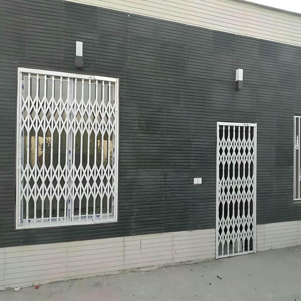 گارد پنجره سفید با قاب هندسی